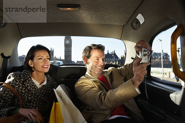 Ehepaar in Londoner Taxi  Big Ben in Sicht