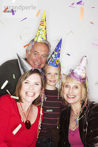 3 Generationen Familie in Partyhüten