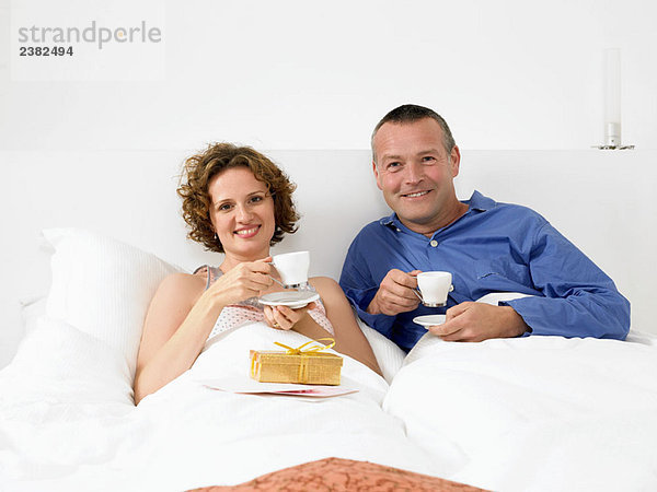 Porträt von Mann und Frau im Bett