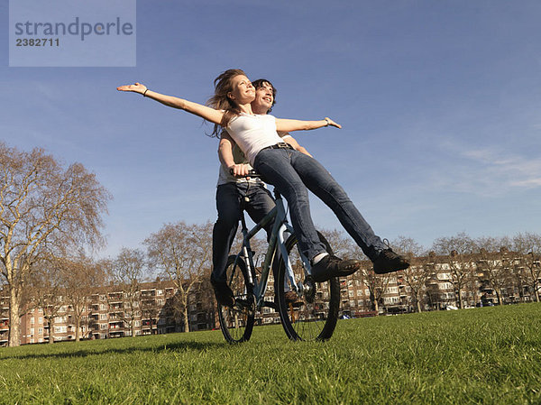 Mann und Frau beim Fahrradfahren