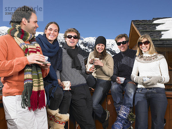 Gruppe von Freunden auf der Terrasse in den Bergen