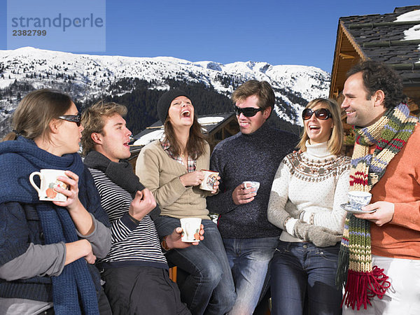 Gruppe von Freunden auf der Terrasse in den Bergen