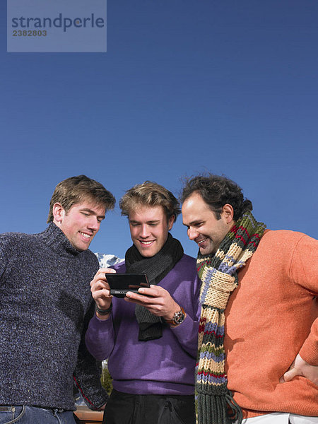 Junge Männer spielen Videospiel auf der Terrasse