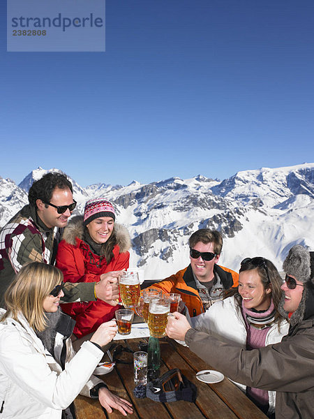 Gruppe von Freunden bei einem Drink auf der Terrasse