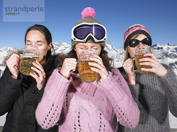 Junge Frauen beim Trinken in den Bergen