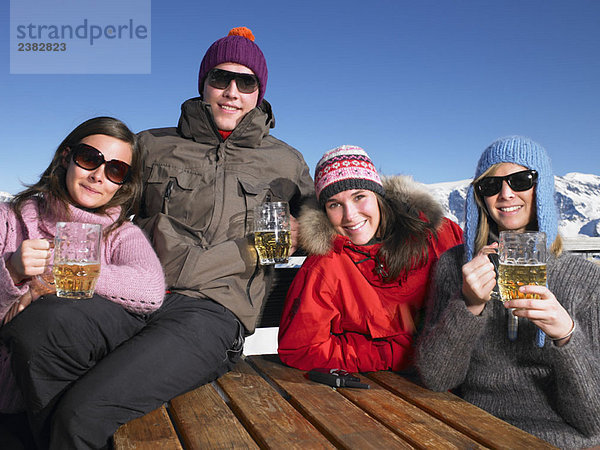 Gruppe von Freunden bei einem Drink auf der Terrasse