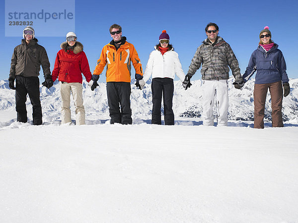 Gruppe hält Händchen am Berg