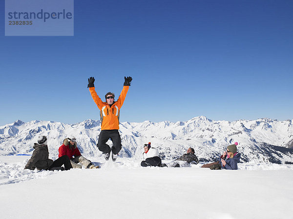 Mann springt im Schnee