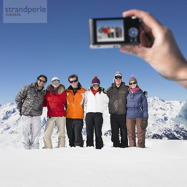 Junge Frau beim Fotografieren der Gruppe