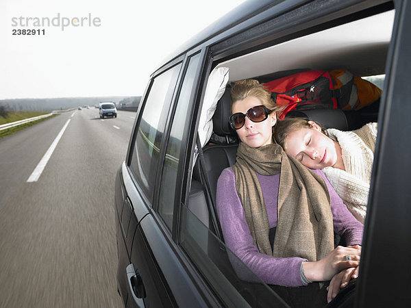 Junge Frauen schlafen im Auto