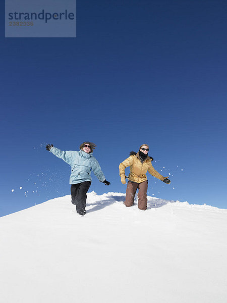 Junge Frauen beim Laufen im Schnee