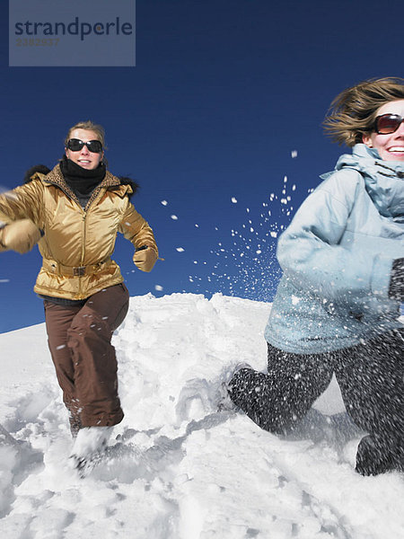 Junge Frauen beim Laufen im Schnee