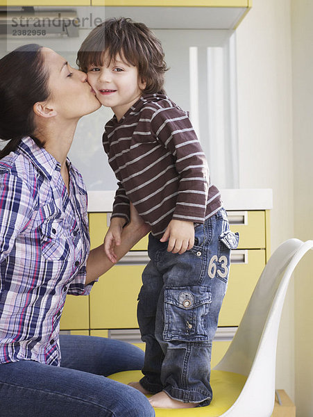 Mutter küsst kleinen Jungen