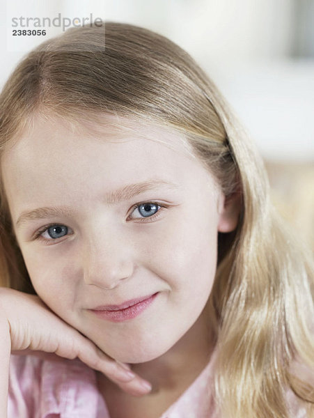 Porträt eines jungen blauäugigen blonden Mädchens