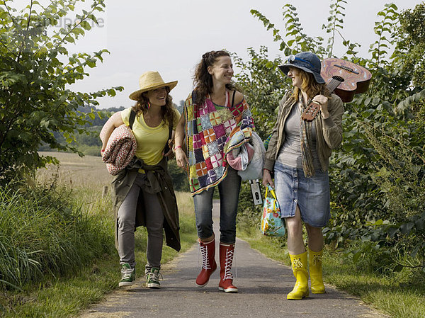 Drei Frauen gehen gemeinsam auf dem Weg