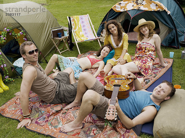 Gruppenportrait von fünf Personen im Camp