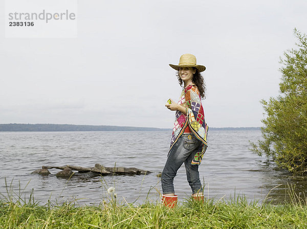 Frau im flachen Wasser stehend