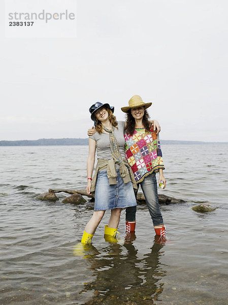 Zwei Frauen stehen im Flachwasser