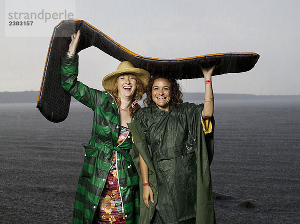 Zwei Frauen  die Schutz vor dem Regen suchen