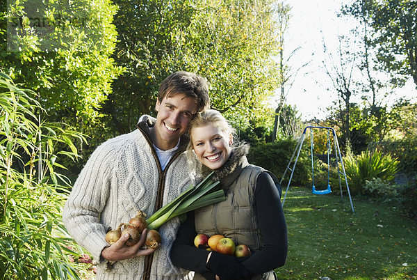Glückliches Paar mit Gemüse