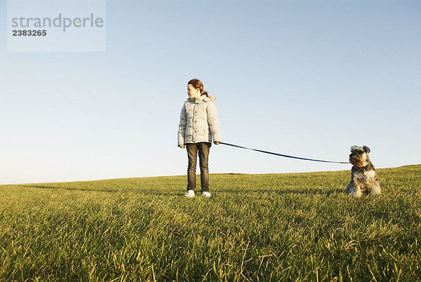 Mädchen mit Hund an der Leine  Weite des Himmels