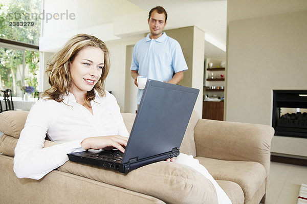 Paar zu Hause mit Laptop