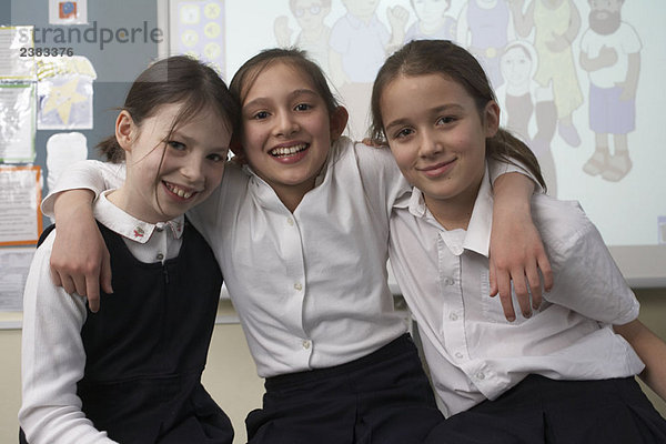 Mädchen  die vor der Kamera lächeln  im Klassenzimmer
