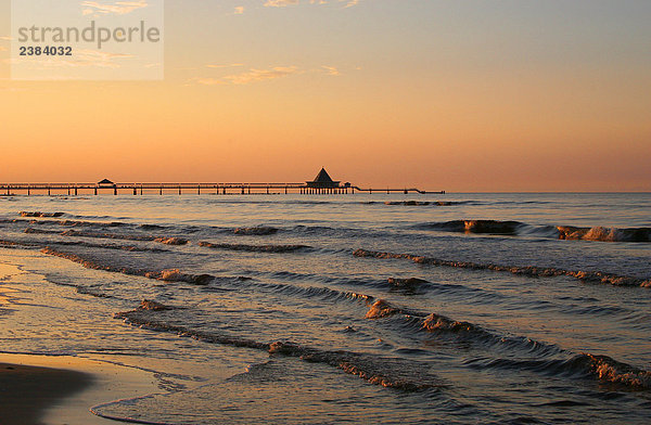 Silhouette der Pier in der Dämmerung  Heringsdorf  Mecklenburg-Vorpommern Deutschland