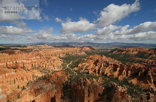 Erhöhte Ansicht Felsformationen auf Landschaft  Bryce Canyon National Park  Utah  USA