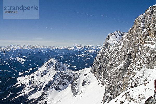 Blick von Gebirgsketten  Dachstein Berge  Ramsau am Dachstein  Bezirk Liezen  Steiermark  Österreich