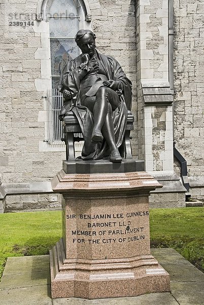 Statue von Sir Benjamin Lee Guiness auf Sockel  Dublin  Leinster  Irland