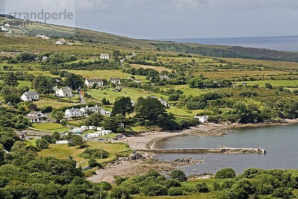 Erhöhte Ansicht von Häusern auf dem Hügel  Kells Bay  Ring Of Kerry  Iveragh-Halbinsel  County Kerry  Munster  Irland