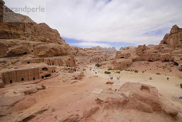 Erhöhte Ansicht der Touristen am archäologischen Standort  Petra  Wadi Musa  Jordanien