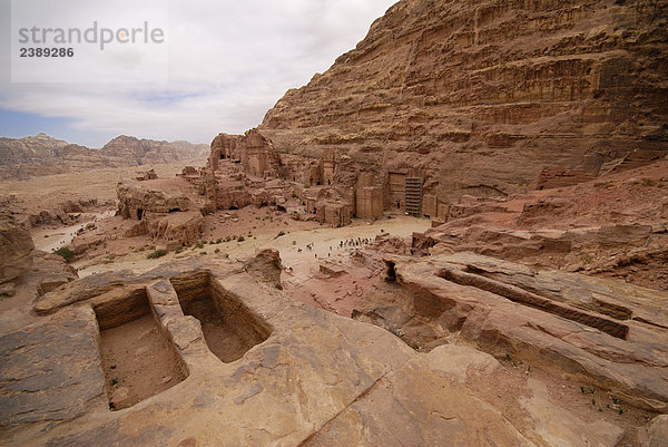 Erhöhte Ansicht der Touristen am archäologischen Standort  Petra  Wadi Musa  Jordanien