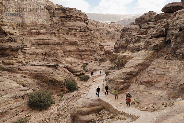 Touristen am archäologischen Standort  Petra  Wadi Musa  Jordanien