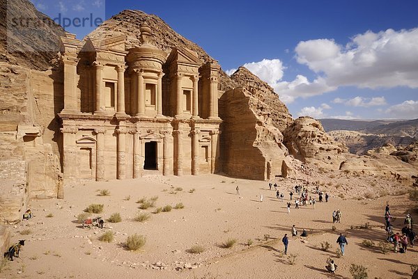 Erhöhte Ansicht der Touristen an Kloster  Petra  Wadi Musa  Jordanien