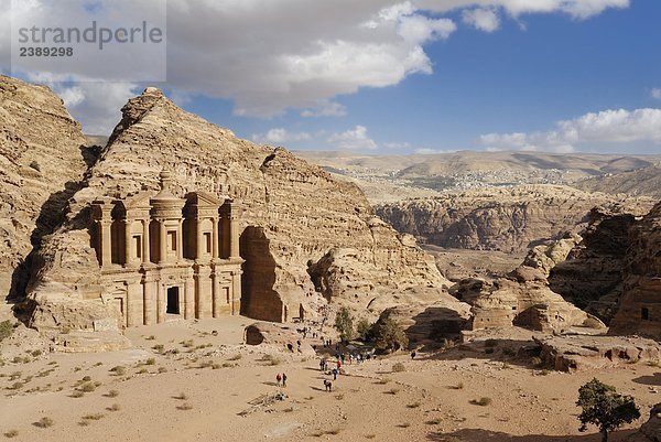 Erhöhte Ansicht der Touristen an Kloster  Petra  Wadi Musa  Jordanien