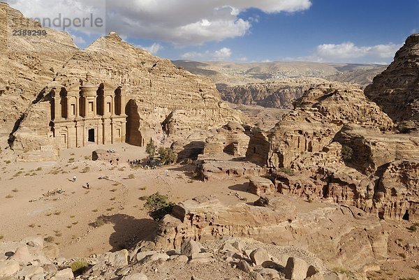 Erhöhte Ansicht der Touristen an Kloster  Petra  Wadi Musa  Jordanien