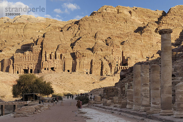 Touristen am archäologischen Standort  Urn Grab  Petra  Wadi Musa  Jordanien