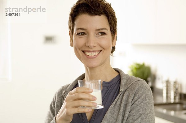 Mittlere erwachsene Frau mit einem Glas Milch
