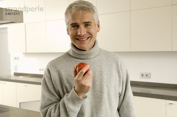 Portrait eines reifen Mannes mit einem Apfel