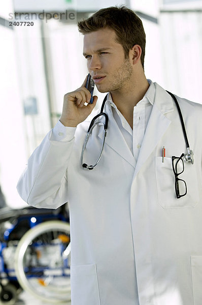 Männlicher Arzt im Gespräch auf dem Handy