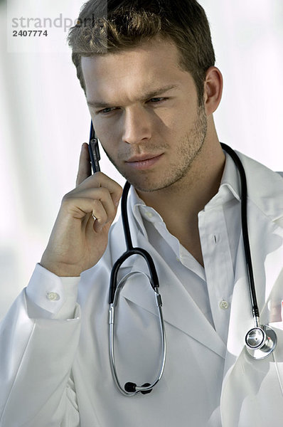 Nahaufnahme eines männlichen Arztes am Handy
