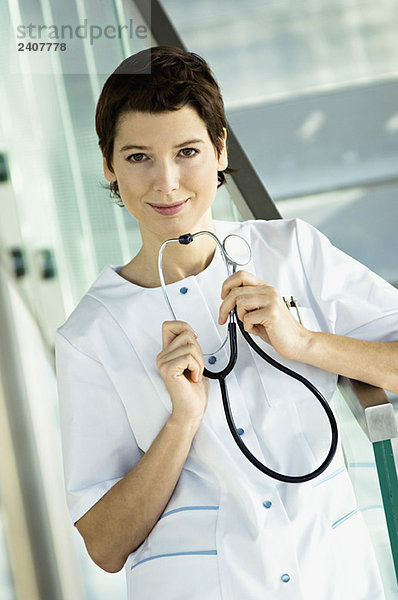 Porträt einer Ärztin mit einem Stethoskop