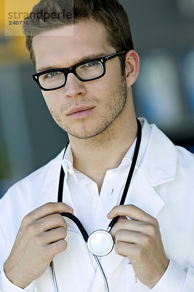 Porträt eines männlichen Arztes mit Stethoskop um den Hals