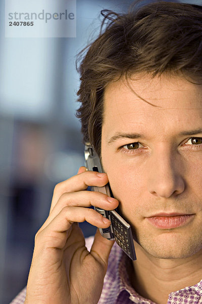 Portrait eines Geschäftsmannes im Gespräch auf dem Handy
