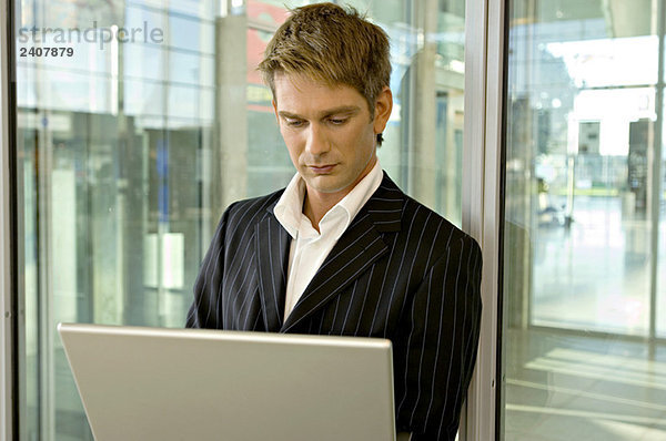 Geschäftsmann mit Laptop