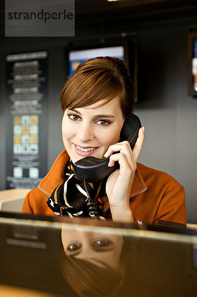 Porträt eines Airline-Check-in-Betreuers am Telefon