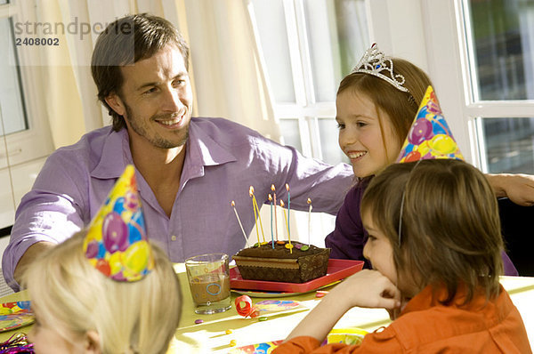 Mid Erwachsene Mann feiert Geburtstag seiner Tochter