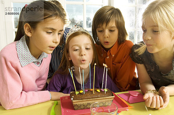 Mädchen feiert ihren Geburtstag mit ihren Freunden